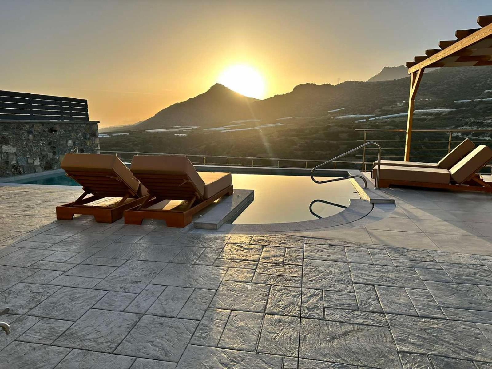 Mediterranean View Villa Makrýgialos Екстериор снимка